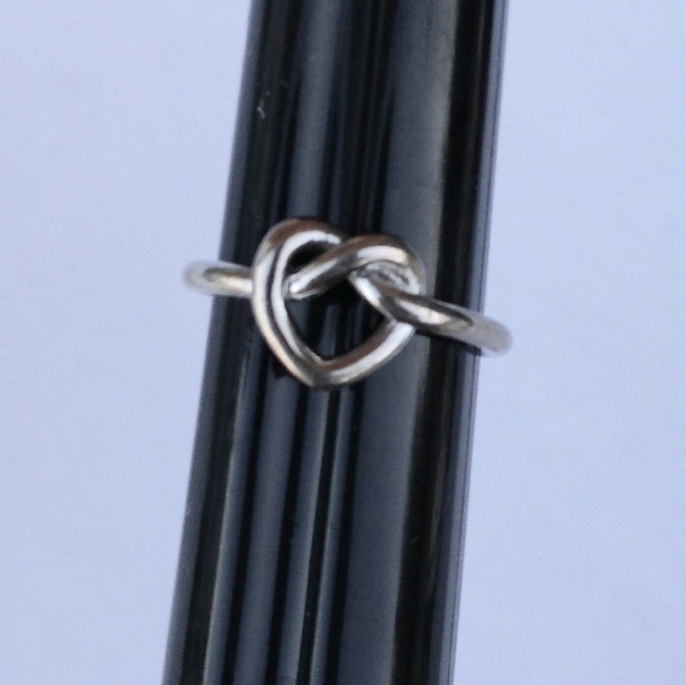 Pretty Little Vintage Silver Toned Metal Knotted Heart Ring Size 7